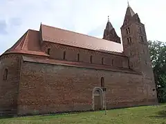 Satu Yegua. Rumania. Iglesia de la abadía. La pared de ladrillo original fue reparada por Frigyes Schulek.