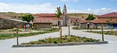 Encrucijada urbana. Al fondo, iglesia de San Millán Abad.