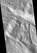 Cráter disecado en Acheron Fossae, foto por HiRISE. Parte del piso erosionado se muestra en la imagen