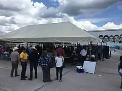 Miembros de la comunidad participando en la conmemoración