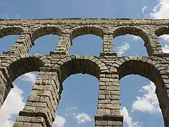 El Acueducto de Segovia es una de las muestras de la profunda romanización de Hispania. Conduce el agua una distancia superior a 15 km, salvando una profunda vaguada, hasta llegar al altozano ocupado por la ciudad, lo que le convierte en el acueducto romano más largo conservado.