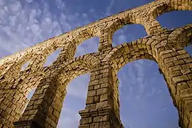 El acueducto de Segovia visto desde la base