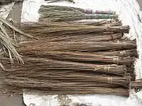 Un puesto de escobas duras (walis-tingting) en Filipinas. Las escobas duras filipinas suelen fabricarse con las duras venas primarias de las hojas de la hoja del cocotero.