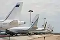 Aviones presidenciales de diferentes países en la plataforma del aeropuerto.