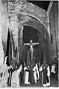 El Cristo de la Agonía a su paso por la iglesia de San Ildefonso en el año 1970.