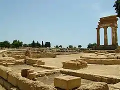 Santuario de las divinidades ctónicas, cerca del templo de los Dioscuros