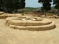 Santuario de las divinidades ctónicas: gran altar circular