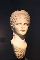 Busto femenino de mármol atribuido a Agripina Menor (siglo I)
