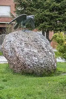 Uno de los dos monumentos al águila de Aguilafuente. En el pueblo están convencidos de que este es el origen del nombre del pueblo, cuando deriva del nombre godo Bagvila