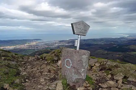 Hirumugarrieta (Peña de Aya), cumbre y vista de Irún, Hendaya y Fuenterrabía.