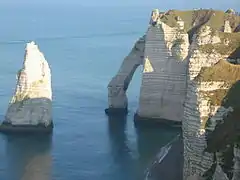 El acantilado con la aguja y la puerta d'aval à Étretat en Francia