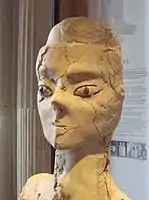 Estatua de Ain Ghazal en el Louvre, lado izquierdo.