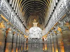 Las cuevas de Ajanta son 30 monumentos budistas excavados en cuevas, construidos bajo los vakatakas, ca. siglo V d. C.