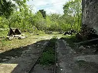 Vía del tren Decauville abandonada de Aké.