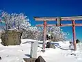 El altar Kurobi Ōkami, cerca de la cima del monte Kurobi.