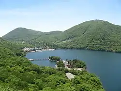 El lago Ōno y el monte Jizo durante el verano.