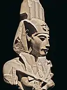 El faraón egipcio Akenatón con el nejej o flagelo.