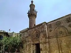 Entrada y minarete