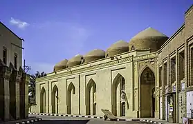 La mezquita de Al-Sarai fue colocada por primera vez por el trigésimo cuarto califa abasí Al-Nasir, esta mezquita es un ejemplo de la arquitectura del periodo abasí posterior