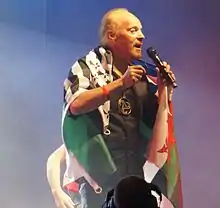 Alan Stivell, envuelto en una bandera que representa las naciones celtas durante uno de sus conciertos.