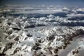 Picos de montaña de la cordillera de Alaska.