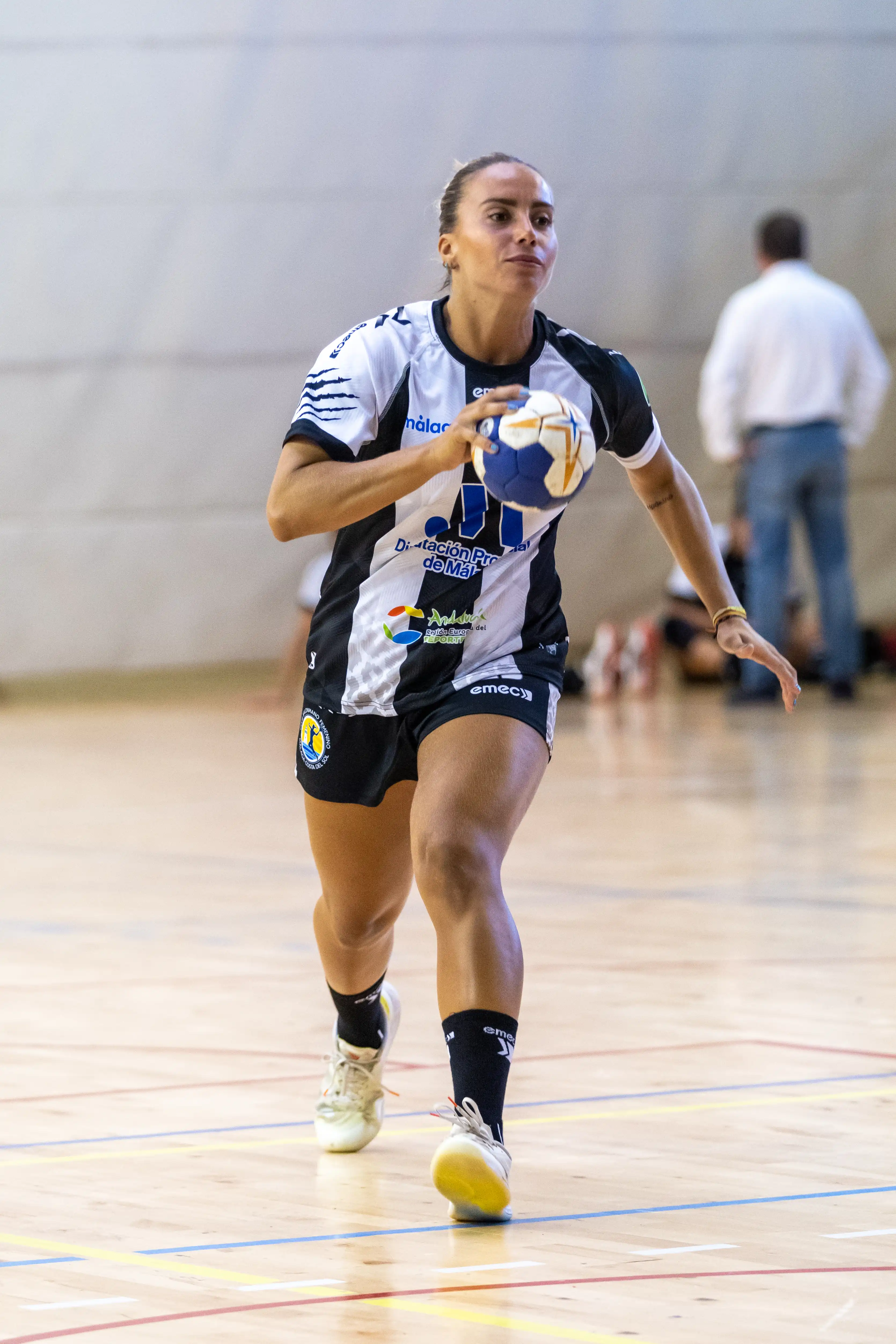 Alba Díaz, con la camiseta del Costa del Sol Málaga, en inicio de lanzamiento