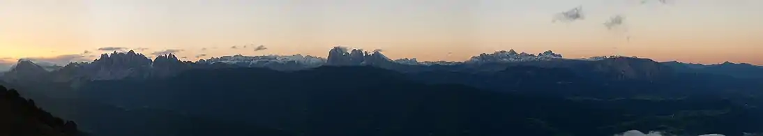 Una vista del alba sobre los picos principales de los Dolomitas occidentales, desde el monte Pascolo: el Sass de Putia, el grupo Puez-Odle, el Grupo del Sella, el Sassolungo y el Sassopiatto, la Marmolada, los alpes de Siusi y el Grupo del Catinaccio.