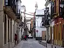 Calle Bizcocheros con el campanario de San Pedro al fondo.