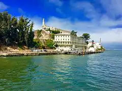 Alcatraz vista desde un barco turístico.