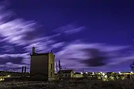 Vista de la alcoholera con el pueblo al fondo.