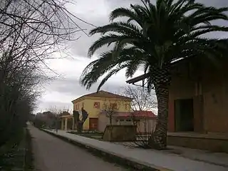 Antigua estación de tren, al sur del pueblo