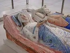 Escultura funeraria: gisants (escultura yacente) de Leonor de Aquitania y Enrique II de Inglaterra.