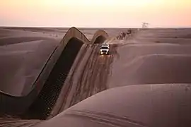 Barrera de la frontera entre Estados Unidos y México a través de las dunas.