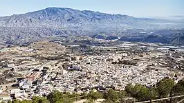 Vista de Alhama de Almería con la Sierra Alhamilla al fondo