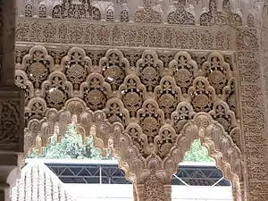 Arco en la Alhambra con obra de estalactitas mocárabes.