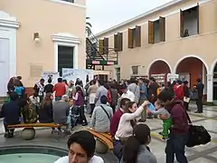 Vista de la pileta y el teatro.