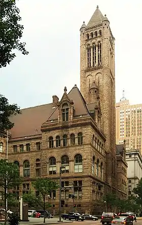 Palacio de Justicia del Condado de Allegheny, construido en 1884, entre la Quinta Avenida y la Avenida Forbes, al igual que las calles Grant y Ross.
