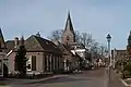 Almen, vista en la calle (la Dorpsstraat) con la iglesia protestante
