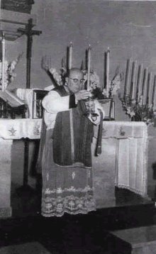 Vista del altar mayor de la Parroquia San Miguel Arcángel de Rosario antes de las reformas del 50° aniversario