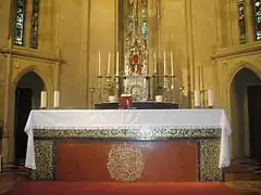 Altar mayor y sagrario.