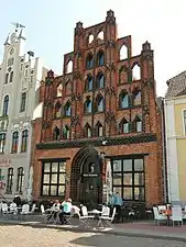 La casa Alter Schwede ("El viejo sueco") con un frontón escalonado, en Wismar