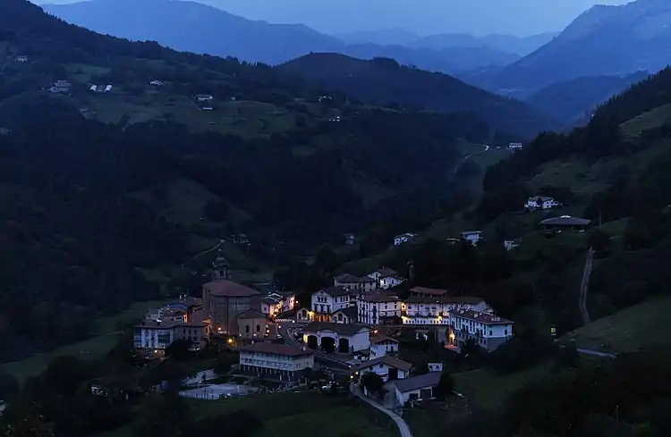 Vista de Régil desde el monte poco antes del amanecer.