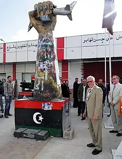 Escultura de un puño aplastando un caza de EE.UU. en el Museo de la Guerra de Misrata. Todos los símbolos del régimen fueron destruidos.