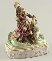 Figura de porcelana española, c. 1770, con atributos que incluyen una cabeza cortada y un caimán.