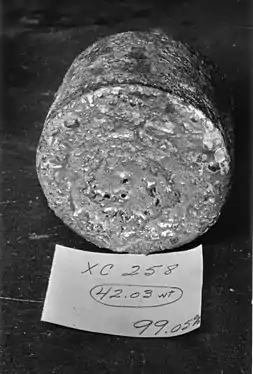 Una «galleta» de metal de uranio obtenida tras la reacción de reducción.