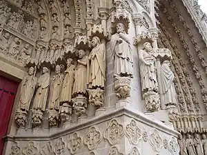 Figuras del siglo XIII en portal de San Firmino de la catedral de Amiens (portal norte de la fachada oeste)