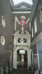 El escudo de armas de Ámsterdam sobre la entrada al museo.