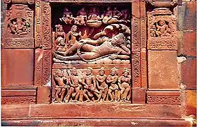 Relieve de Viṣṇu Anantasayin, templo de Dashavatara en Deogarh (siglo V).