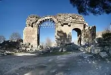 Puerta sur del castillo de Anazarba.