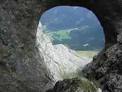 Ojo de Bentanetan y vista desde el mismo.